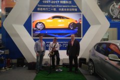 Переводчик на автомобильной выставке в Пекине