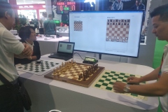 Роботы шахматы на выставке в Китае